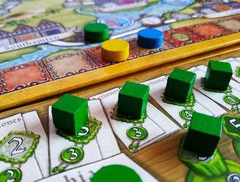 Hansa Teutonica: Big Box (Ганзейський Союз: Повне Видання), фрагмент поля та письмового столу з кубами торговців і дисками купців